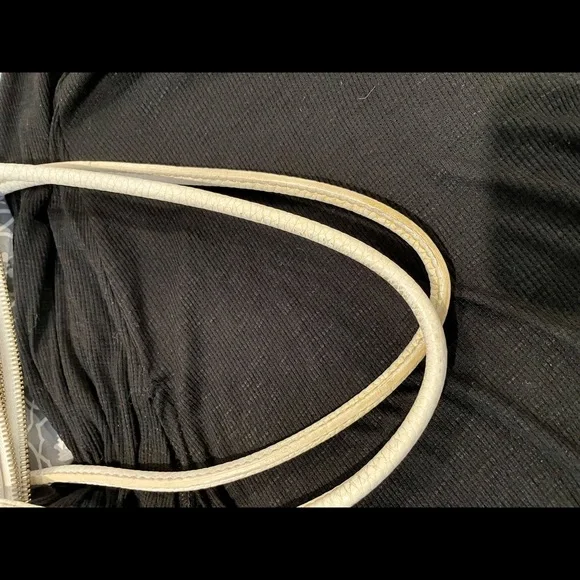 Dooney & Bourke white large shoulder bag. - Picture 10 of 11